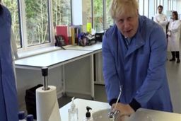 جانسون: کرونا ممکن است سیستم بهداشتی انگلیس را فروبپاشد