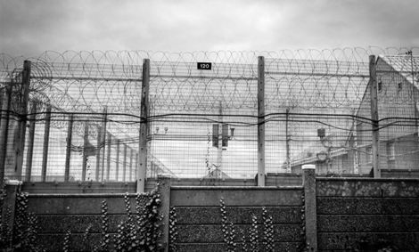 گاردین: انگلیس مانند ایران زندانیان را آزاد کند