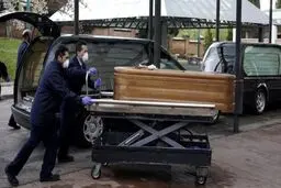 با پر شدن سردخانه‌ها، اجساد به فرودگاه مادرید منتقل می‌شوند