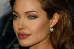 کمک بزرگ آنجلینا جولی به دانش آموزان گرسنه