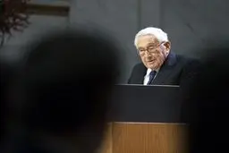 کیسینجر: شکست در برابر کرونا جهان را به آتش می‌کشد