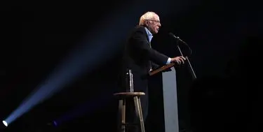 سندرز: تحریم‌های آمریکا مانع ورود دارو به ایران هستند