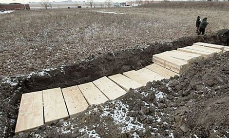 زندانیان گورهای دسته جمعی برای قربانیان کرونا در نیویورک حفر می‌کنند