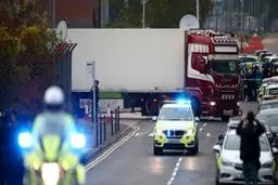 مردی از بالکن، رهگذران را به رگبار بست