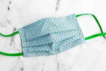 چه نوع پارچه‌ای کارآیی ماسک خانگی را مشابه N۹۵ می‌کند؟