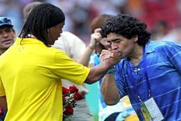 حمایت تمام قد مارادونا از شاعر فوتبال