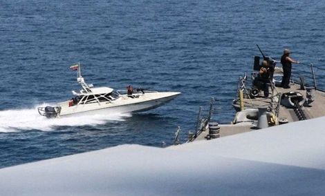 شناورهای ایران به ناوهای جنگی آمریکا نزدیک شدند