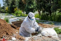 گفت‌وگو با فردی که قبر «متوفیان مبتلا به کرونا» را می‌کَنَد