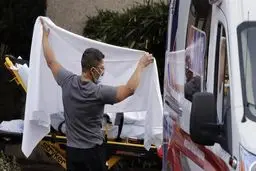 مبتلایان کرونا در آمریکا از مرز ۷۰۰ هزار گذشت/ شمار قربانیان از ۳۷ هزار فراتر رفت