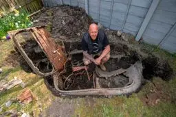 مرد انگلیسی در قرنطینه یک ماشین از باغچه خانه‌اش بیرون آورد!