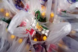 کارمندان دولت امروز سبد کالا می گیرند / شروط توزیع سبد