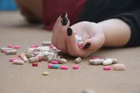 خودکشی دختر جوان بابای مدرسه وقتی دروغ هایش لو رفت!
