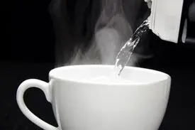 نوشیدن آب گرم کرونا را از بین نمی برد