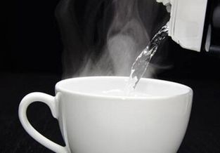 نوشیدن آب گرم کرونا را از بین نمی برد