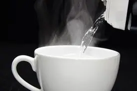 نوشیدن آب گرم کرونا را از بین نمی برد