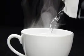نوشیدن آب گرم کرونا را از بین نمی برد