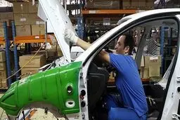 طفره خودروسازان از پذیرش قیمت‌های شورای رقابت/ رایزنی‌ها ادامه دارد