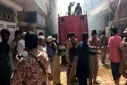 سقوط هواپیمای مسافربری در نزدیکی فرودگاه کراچی