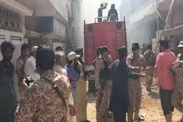 سقوط هواپیمای مسافربری در نزدیکی فرودگاه کراچی