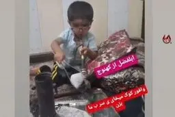 تریاک کشی کودک ۳ ساله برای تبلیغ فروش وافور + عکس و فیلم