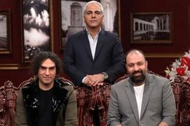 رمز گشایی از جوان ماندن رضا یزدانی در برنامه «دورهمی»/ وقتی حواس پرتی آقای خواننده کار دستش می دهد