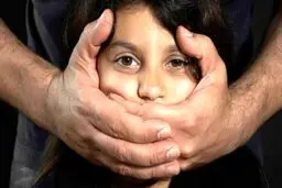 اقدام زشت مادر هوس باز با پسر ۱۶ ماهه اش + عکس
