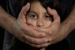 اقدام زشت مادر هوس باز با پسر ۱۶ ماهه اش + عکس