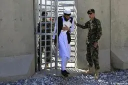 افغانستان ۹۰۰ زندانی گروه طالبان را آزاد کرد