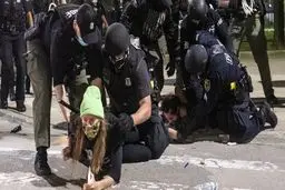 کاخ سفید: برای مقابله با معترضان همه گزینه‌ها روی میز است!