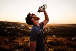 فواید باورنکردنی نوشیدن آب گرم