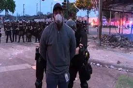 حرکت نژادپرستانه دیگر از سوی آمریکا؛ گزارشگر سی‌ان‌ان مقابل دوربین بازداشت شد