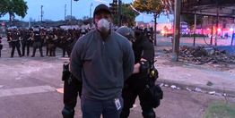 حرکت نژادپرستانه دیگر از سوی آمریکا؛ گزارشگر سی‌ان‌ان مقابل دوربین بازداشت شد