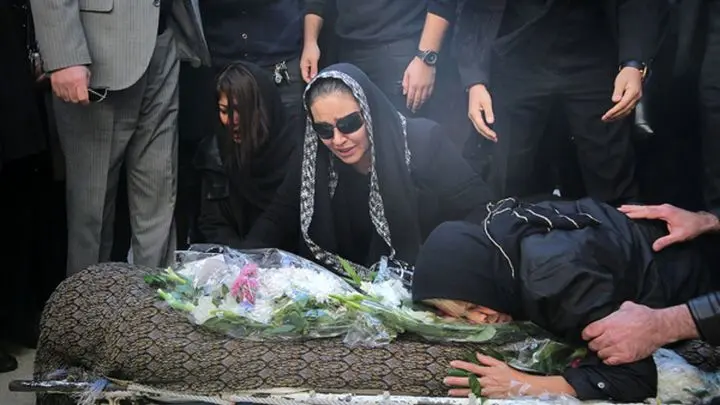 پیکر پیام صابری تشییع شد/ وداع زودهنگام پدری جوان با پسرش + عکس