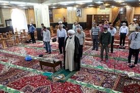 استفتاء از رهبر انقلاب درباره فاصله در نماز جماعت