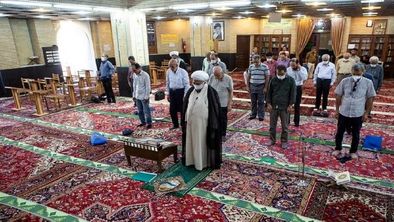 استفتاء از رهبر انقلاب درباره فاصله در نماز جماعت