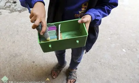 نان آوران کوچک پشت چراغ قرمز/ مردان کوچکی که در حسرت کلاس درس‌اند