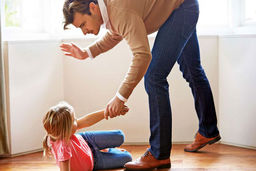 بلایی که تنبیه بدنی سر کودک می آورد