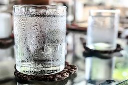 مضرات مصرف آب یخ؛ از تجمع چربی در کبد تا تشدید حملات میگرنی