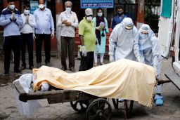 عیادت‌کنندگان هندی برای خنک شدن یک بیمار را کشتند