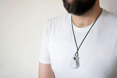 گردنبندی که دست زدن به صورت را هشدار می دهد