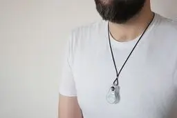 گردنبندی که دست زدن به صورت را هشدار می دهد