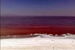 دریاچه نمک قم برای اولین بار سرخ شد