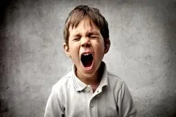 چگونه با کودک کج خلق و عصبانی ام برخورد کنم؟