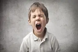 چگونه با کودک کج خلق و عصبانی ام برخورد کنم؟