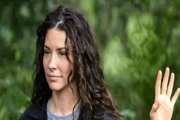 بازیگر نیمه عریان نقش اول سریال لاست محجبه شد.