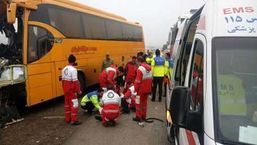 ا️مدادرسانی به حادثه دیدگان تصادف اتوبوس و مینی‌بوس در اتوبان ساوه/ ۳ کشته و ۲۵ مصدوم