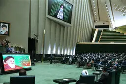 گلایه رهبر انقلاب از سهل‌انگاری برخی مردم در ماسک زدن: واقعا از آن پرستاری که فداکارانه خدمت می کند، خجالت می‌کشم