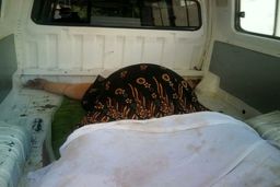 آتش نشانان بانه جسد زن سنگین وزن را به بیمارستان انتقال دادند