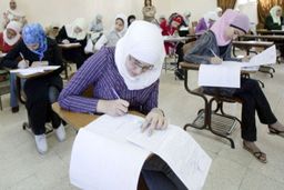 جوانی با لباس زنانه در امتحان نهایی حاضر شد