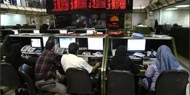 معطلی و ازدحام مردم برای دریافت «نام کاربری و رمز عبور» از کارگزاران بورسی